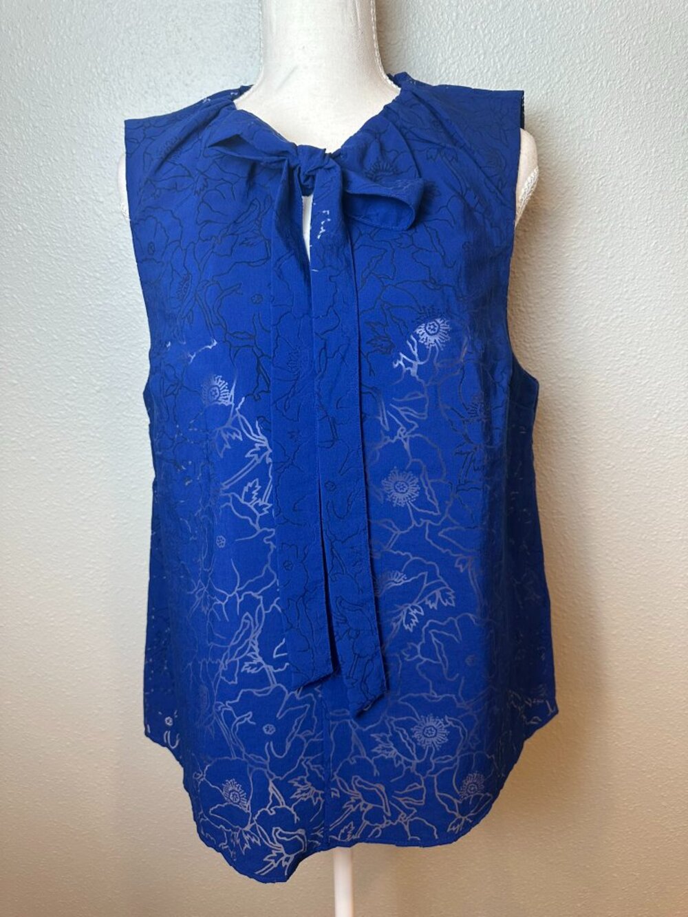 Ted Baker Adelaai Blue Floral Devoré Sleeveless Tie Neck Blouse Top Size 4 US 10